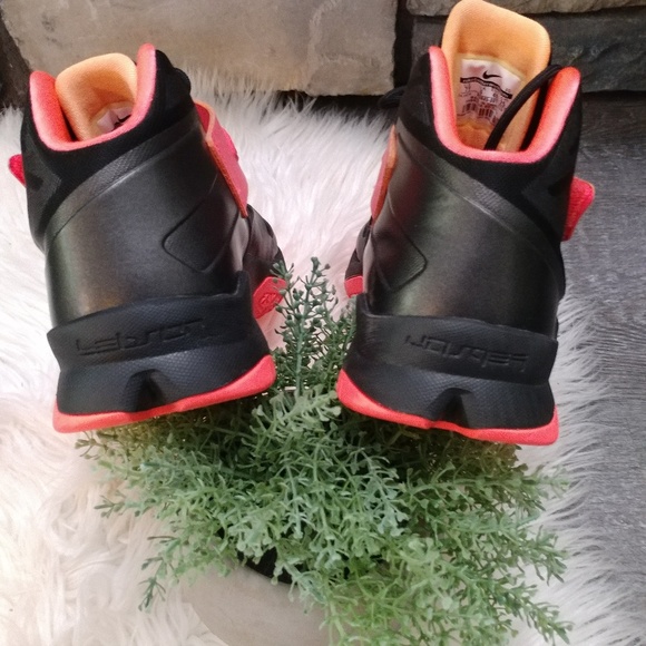 Nike Youth Lebron James Sneakers - Picture 2 of 8